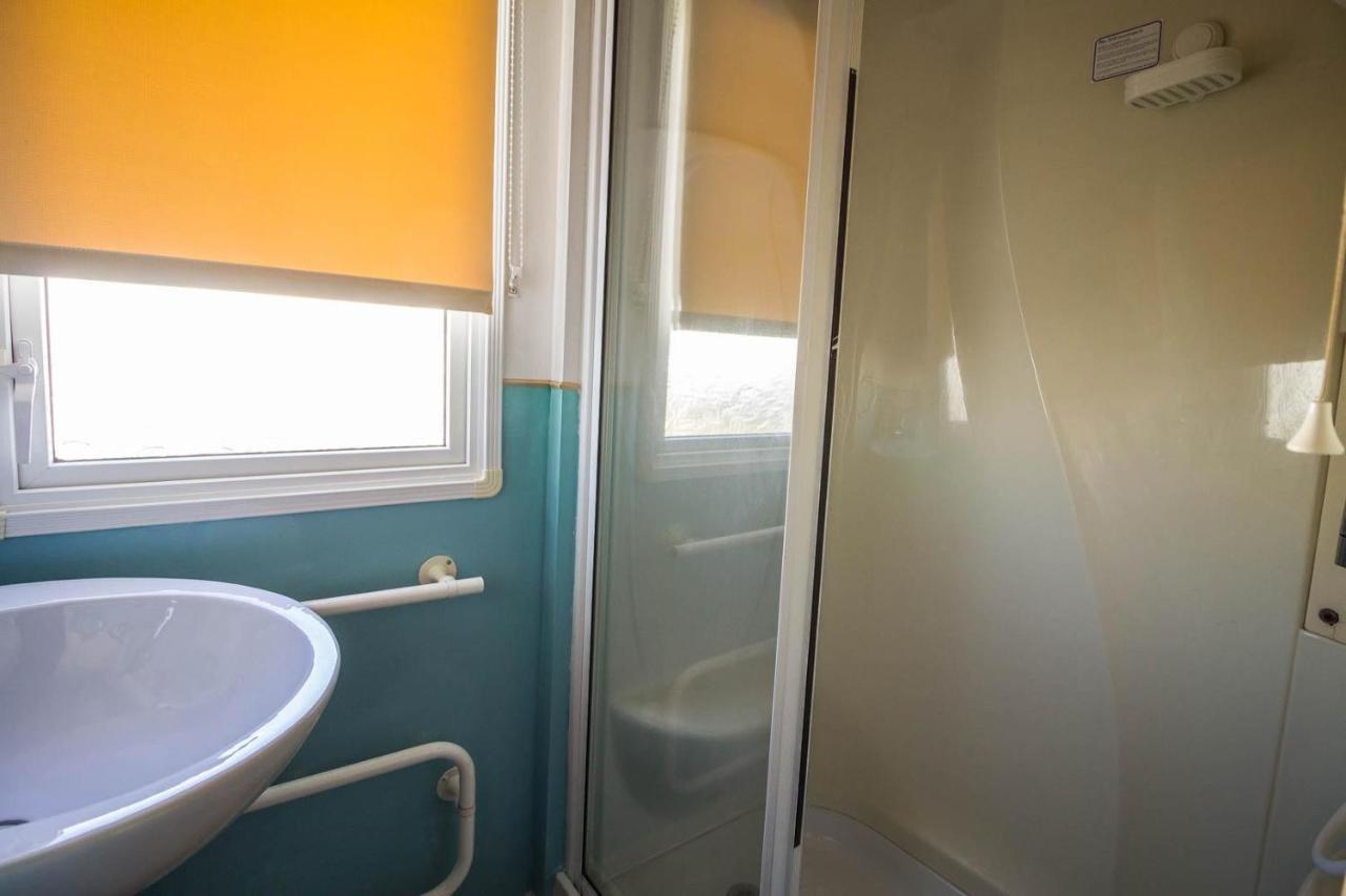 Lovely Caravan With Wifi At Broadland Sands In Suffolk Ref 20035Bs Hotel Hopton on Sea Ngoại thất bức ảnh